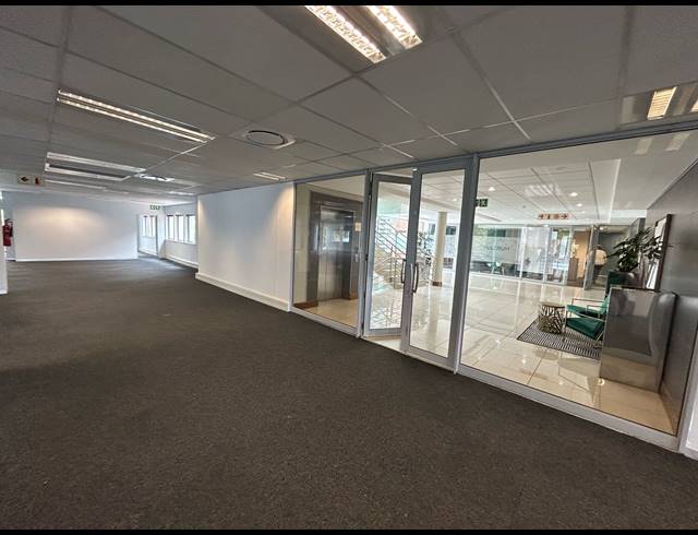 658M² OFFICE TO LET IN BRYANSTON